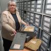 Archivarin räumt Akten ins Regal